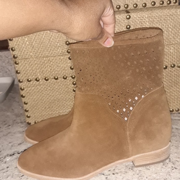 New Micheal Kors Camel color Suede Ankle boots - Picture 4 of 8